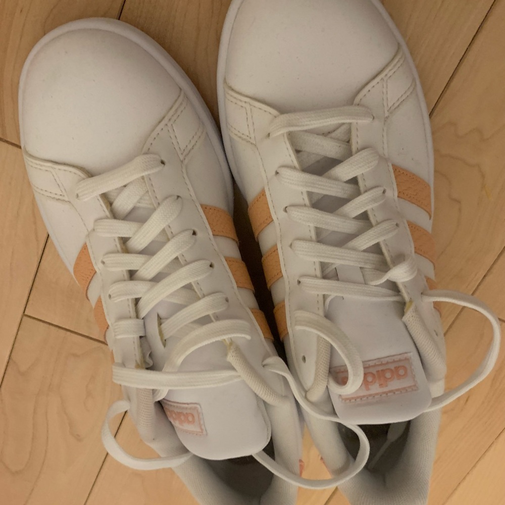 Adidas sneaker NWOT. The stripes are a soft pink/peach colour . Size 8 1/2